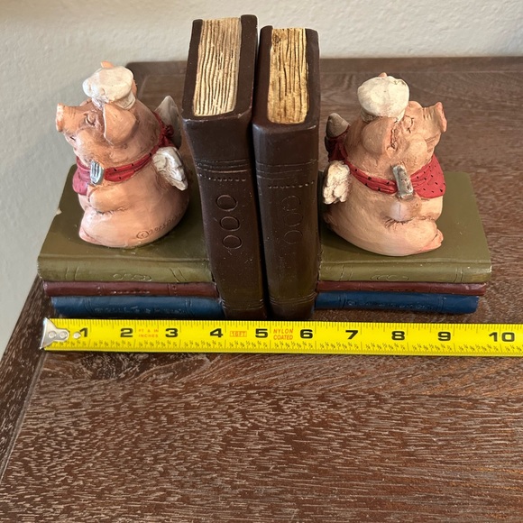 When Pigs Fly! Adorable Pig Book Ends - Picture 3 of 6